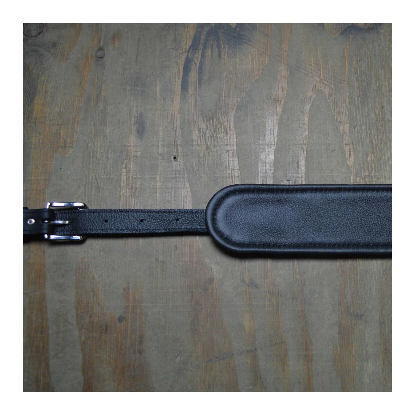 Colonial Leather Vintage Style Padded and Upholstery Backed Guitar Strap - Black and Black - Image 3