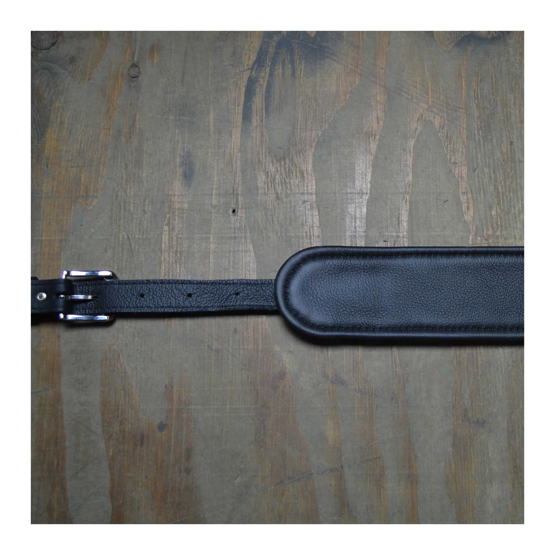 Colonial Leather Vintage Style Padded and Upholstery Backed Guitar Strap - Black and Black - Image 4