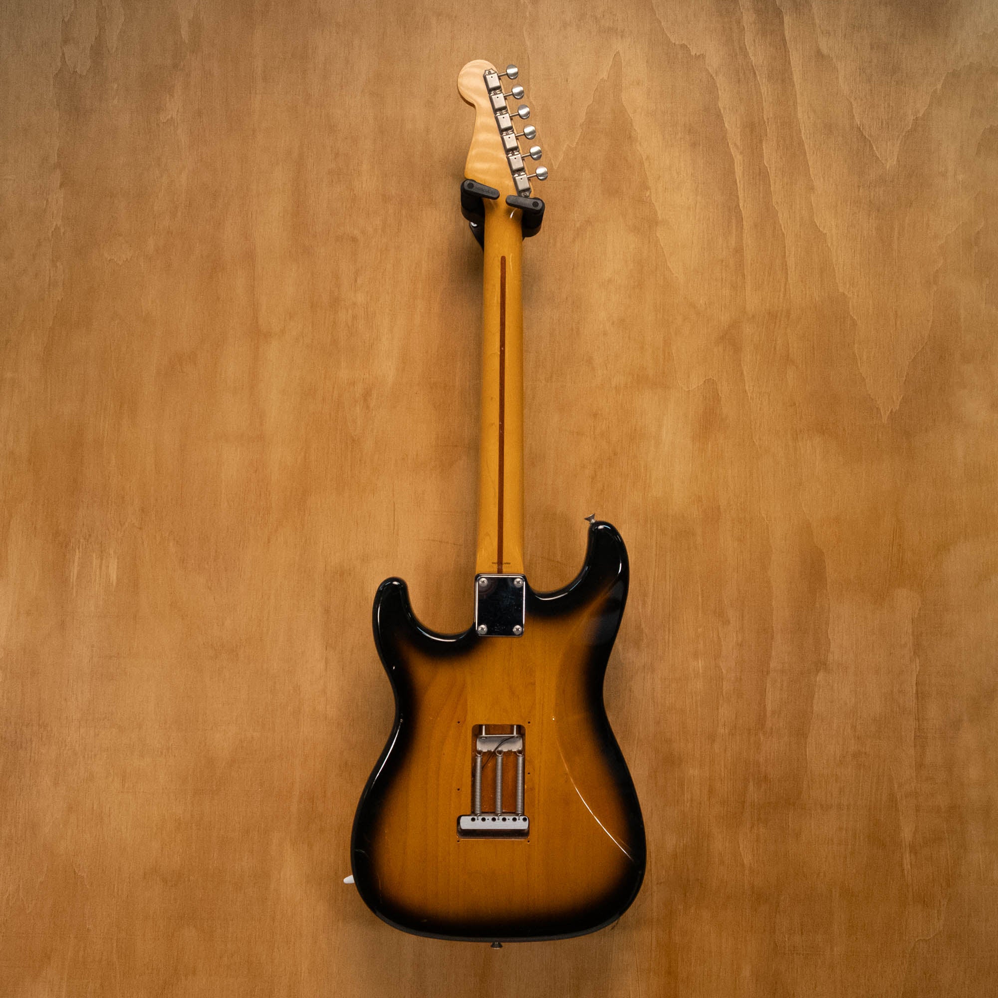 Fender '57 Stratocaster ST57-70 Electric Guitar in 2-Tone-Sunburst Made in Japan '93 (N021688) - Preloved - Image 2