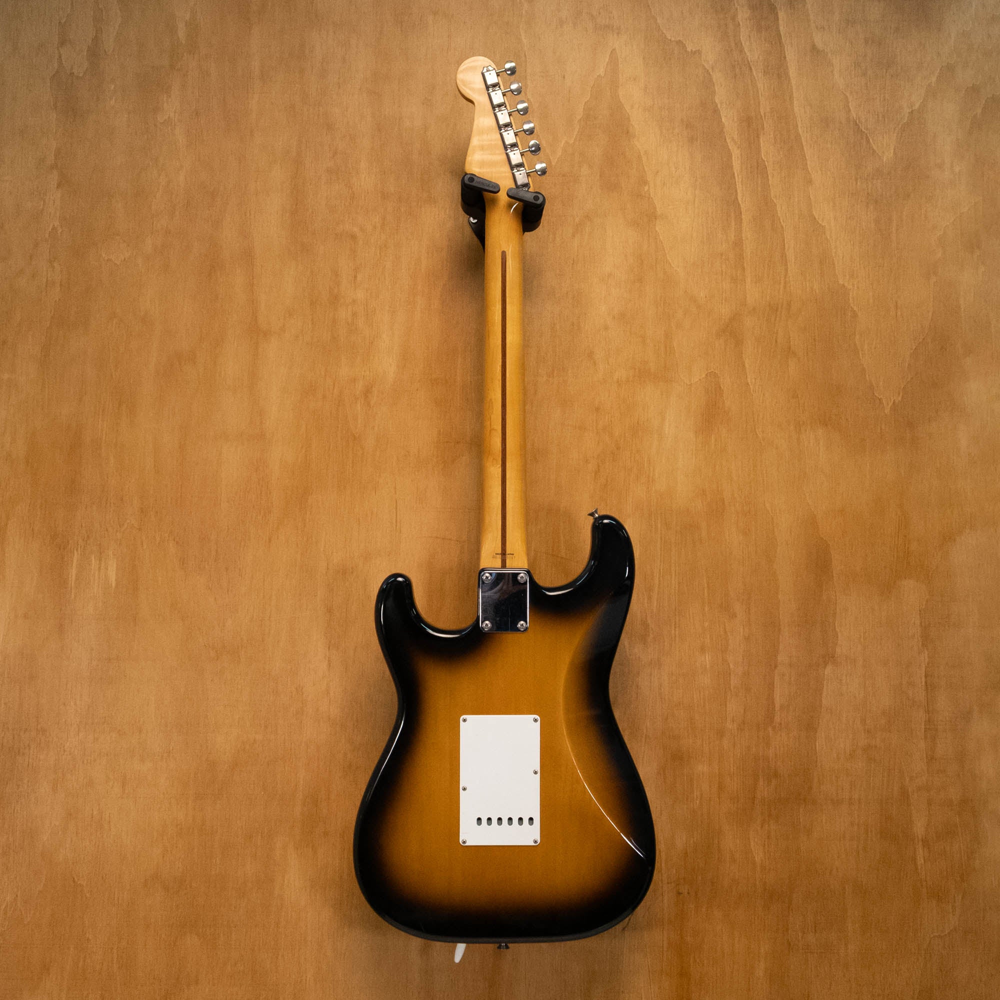 Fender '57 Stratocaster ST57-70T Electric Guitar in 2-Tone Sunburst with USA Pickups Made in Japan '93 (Q025767) - Preloved - Image 2
