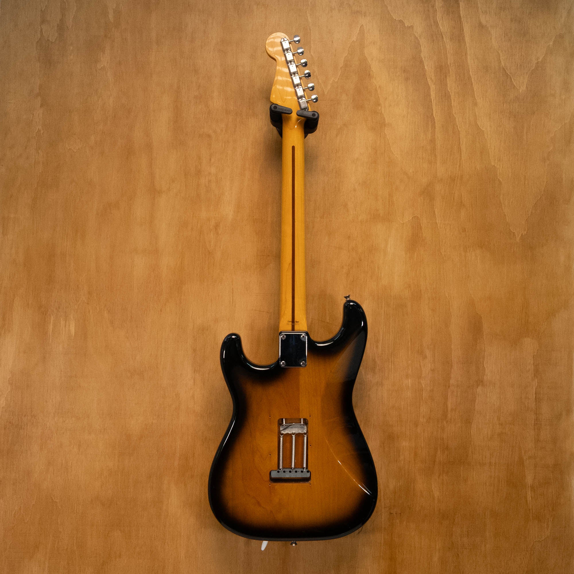Fender '57 Stratocaster ST57-70TX Electric Guitar in 2-Tone Sunburst with Texas Specials Made in Japan '02 (Q025677) - Preloved - Image 2