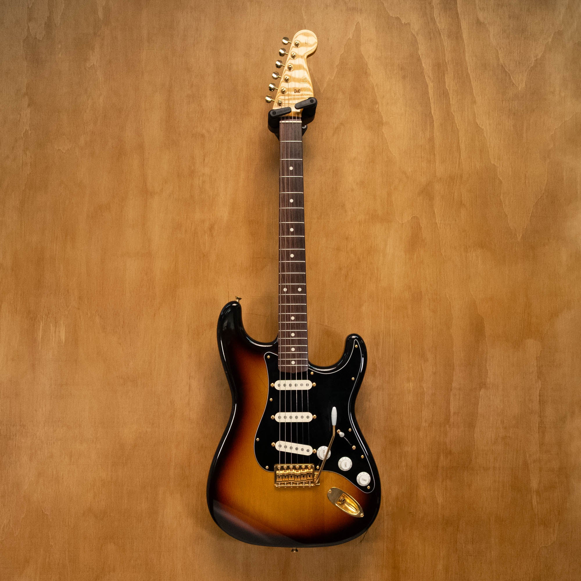 Fender '62 Stratocaster ST62G Electric Guitar in 3 Tone Sunburst with Gold Hardware Made in Japan '12 (JD12001190) - Preloved