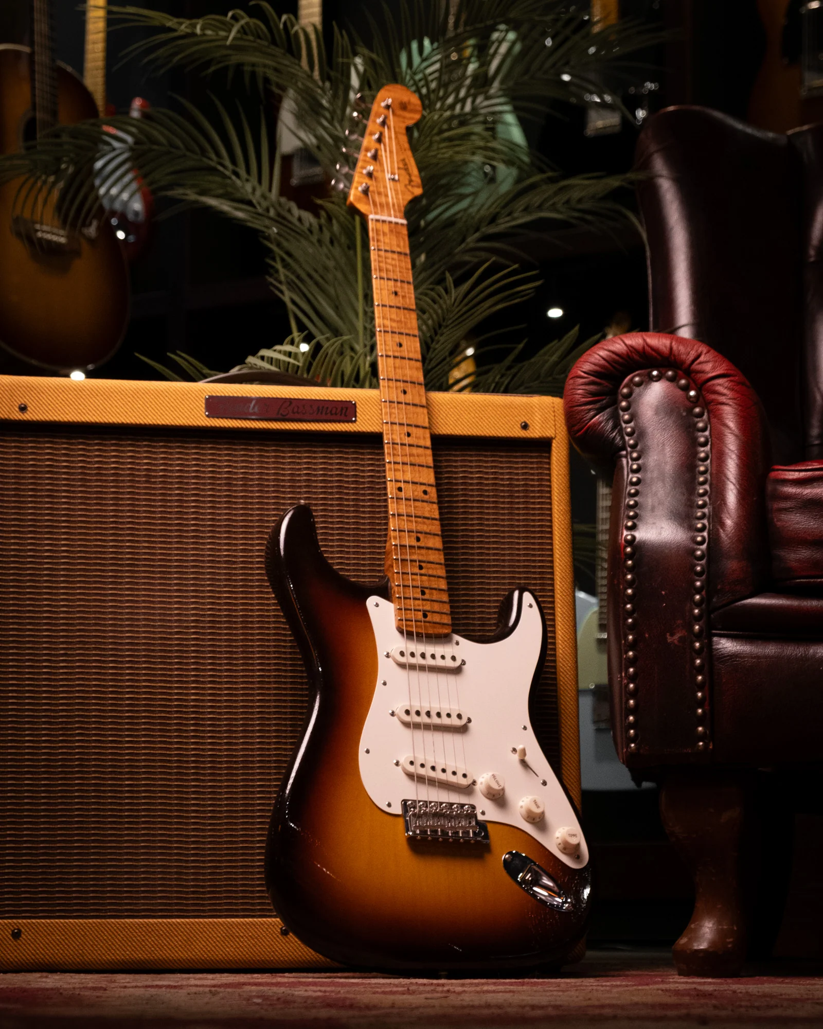 Fender Custom Shop Limited Edition '50s Stratocaster Deluxe Closet Classic Electric Guitar in 2-Color Sunburst - Image 3