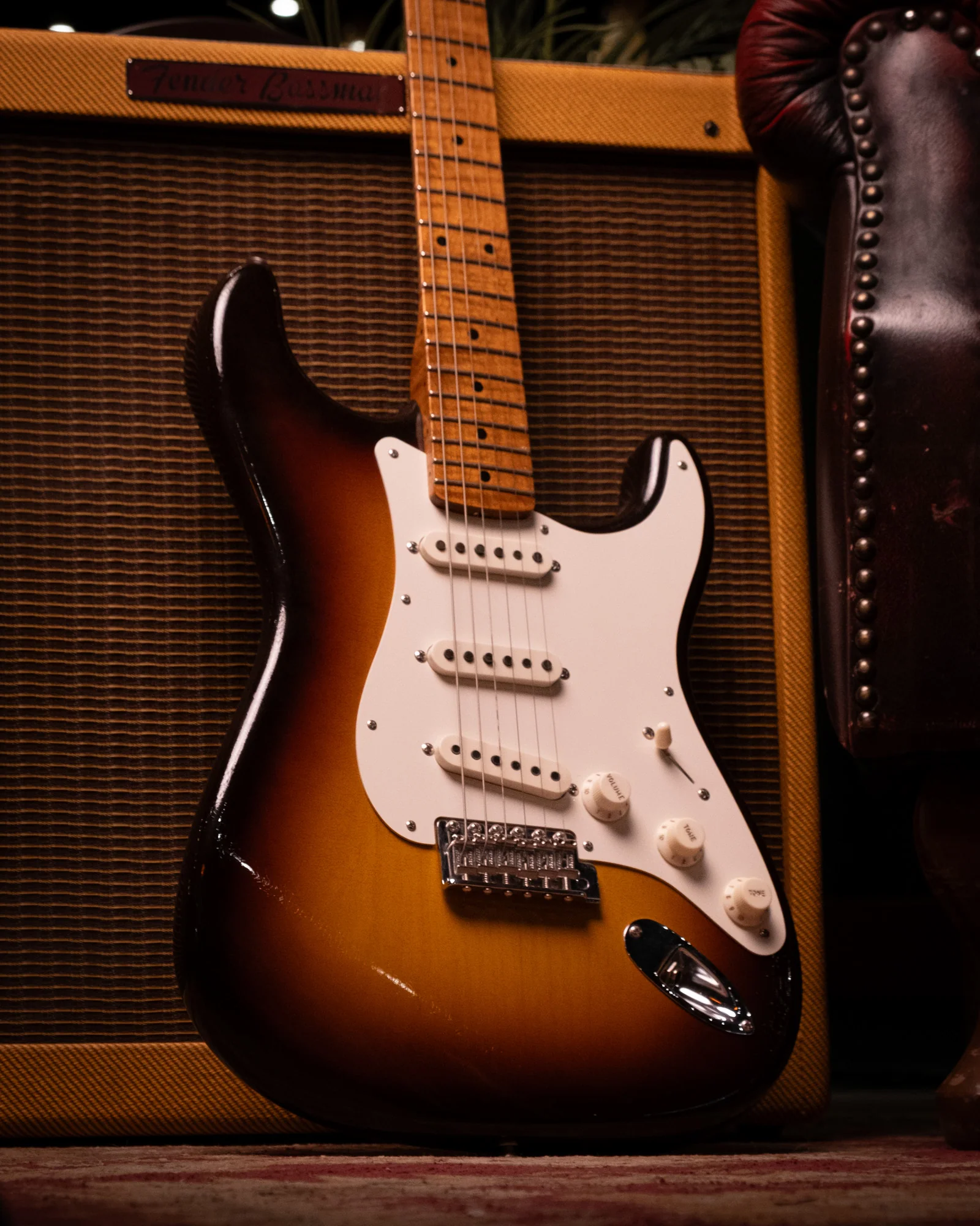 Fender Custom Shop Limited Edition '50s Stratocaster Deluxe Closet Classic Electric Guitar in 2-Color Sunburst - Image 4