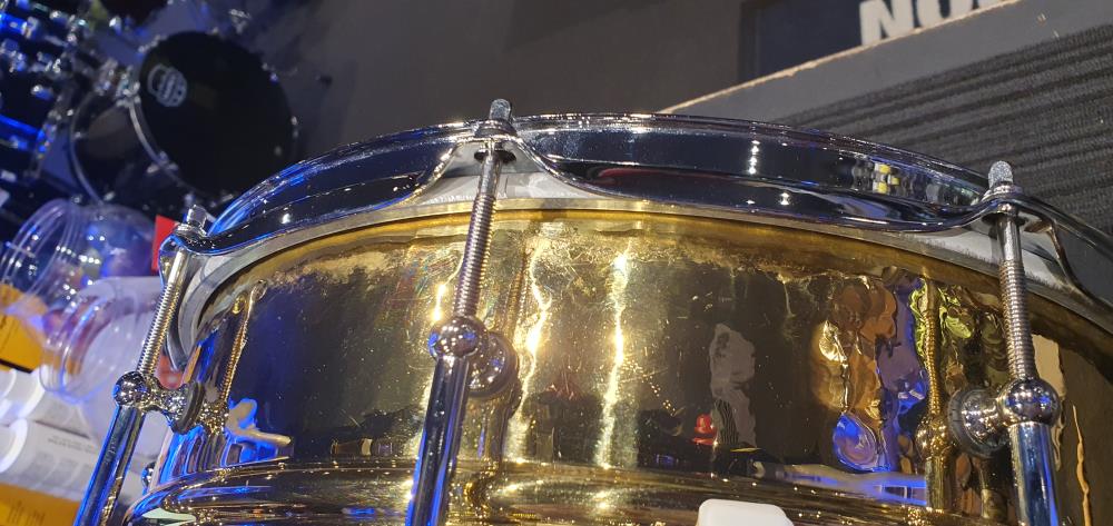 Ludwig Hammered Brass Snare Drum 6.5x14 with Tube Lugs, P85 & Throw Off - B-STOCK - Image 2