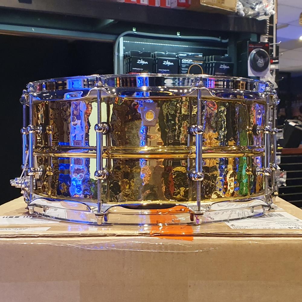 Ludwig Hammered Brass Snare Drum 6.5x14 with Tube Lugs, P85 & Throw Off - B-STOCK - Image 4